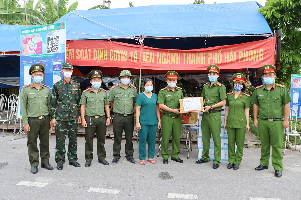 Tặng quà lực lượng tuyến đầu phòng chống dịch Covid-19